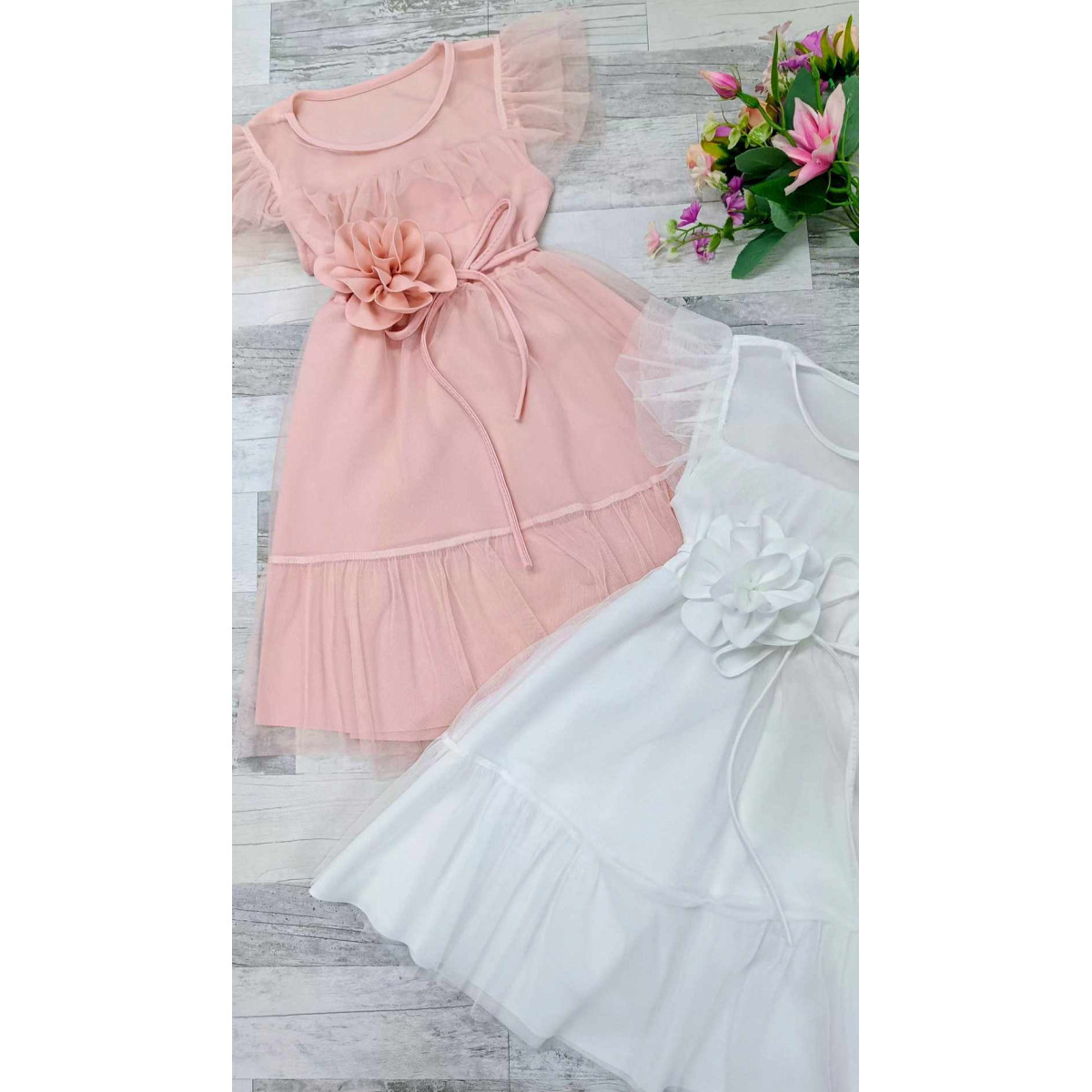 SUKIENKA TIULOWA Z FALBANKĄ Z WIĄZANYM KWIATKIEM W PASIE